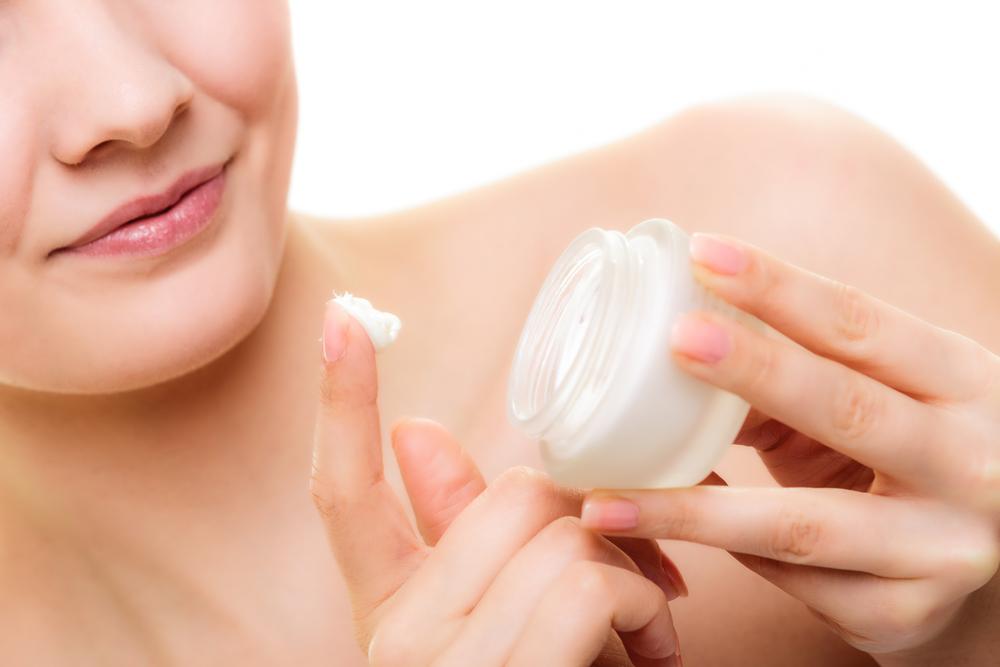 Everything You Need To Know About Using A Face Moisturizer For Dry Skin